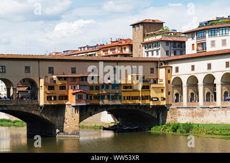 Die mittelalterliche Ponte Vecchio überspannt den Fluss Arno in Florenz, Toskana, Italien. Stockfoto