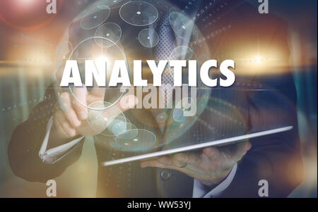 Eine Hand, die Auswahl eines Analytics Business Konzept auf eine futuristische Computer angezeigt. Stockfoto