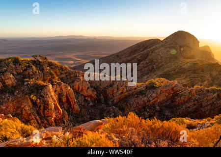 Mt Sonder bei Sonnenaufgang, West MacDonnell National Park, Northern Territory, Australien Stockfoto