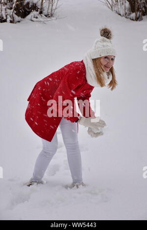 Porträt der jungen Frau Spaß mit Schnee Stockfoto