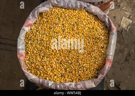 Sackleinen, Tüte voller Split Kichererbse Wissen auch als Chana Dal, Gelb Chana Erbsen, getrockneten Kichererbsen Linsen oder Toor Dal. Stockfoto