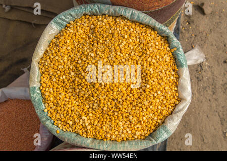 Sackleinen, Tüte voller Split Kichererbse Wissen auch als Chana Dal, Gelb Chana Erbsen, getrockneten Kichererbsen Linsen oder Toor Dal. Stockfoto