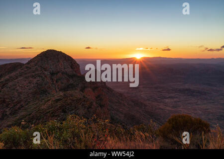 Mt Sonder bei Sonnenaufgang, West MacDonnell National Park, Northern Territory, Australien Stockfoto