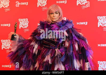 Baden Baden, Deutschland. 12 Sep, 2019. Alexandra Kamp (Schauspielerin), in extravaganten feather Kostüm. 25. SWR3 New Pop Festival 2019, das Besondere, Aufnahme im Festspielhaus in Baden Baden am 12.09.2019. | Verwendung der weltweiten Kredit: dpa/Alamy leben Nachrichten Stockfoto