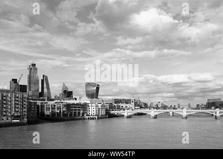 Stadt London und die Southwark Bridge, Osten, entlang der Themse, UK, mit Tower Bridge in der Ferne Stockfoto