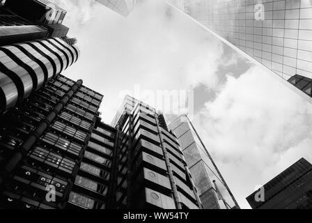 Der Grad I Lloyds Gebäude in der Londoner City aufgeführt, die nach oben blicken von außen Stockfoto