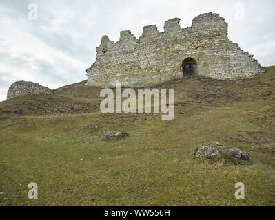 Ruine einer Burg auf dem Hügel Stockfoto