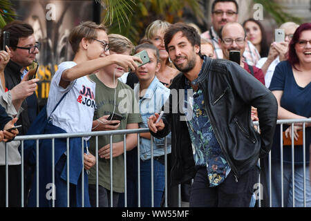 Baden Baden, Deutschland. 12 Sep, 2019. Max GIESINGER (Saenger), macht selfies mit Fans. 25. SWR3 New Pop Festival 2019, das Besondere, Aufnahme im Festspielhaus in Baden Baden am 12.09.2019. | Verwendung der weltweiten Kredit: dpa/Alamy leben Nachrichten Stockfoto