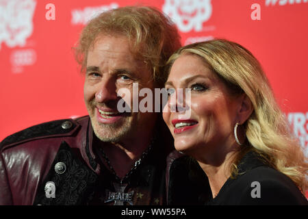 Baden Baden, Deutschland. 12 Sep, 2019. Thomas Gottschalk (Moderator), mit co-star Karina MROSS, 25. SWR3 New Pop Festival 2019, das Besondere, Aufnahme im Festspielhaus in Baden Baden am 12.09.2019. | Verwendung der weltweiten Kredit: dpa/Alamy leben Nachrichten Stockfoto