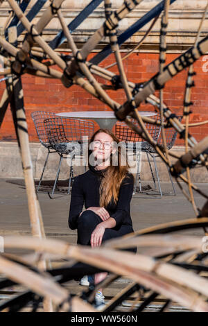 London, Großbritannien. 13 Sep, 2019. Bambus (竹) Ring: Weben in Leichtigkeit, Kengo Kuma's Experiment in das Konzept der Weberei. - London Design Festival kehrt in das Kapital für seine 17 Jahr. Das V&A Museum ist das offizielle Festival der Nabe für das 11. Jahr und ist Gastgeber für eine Reihe von speziell in Auftrag gegebenen Projekte, die von international renommierten Designern. Credit: Guy Bell/Alamy leben Nachrichten Stockfoto