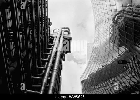 Das Äußere des Lloyds Gebäude in der Stadt London UK, auf der Suche nach oben Stockfoto