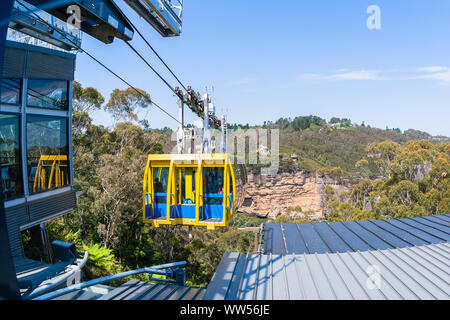 Cable-Car Himmel heben für Sightseeing Touristen auf Stahlseilen aufgehängt über tiefes Tal in den Blue Mountains mit Blick auf das Naturschutzgebiet. Stockfoto