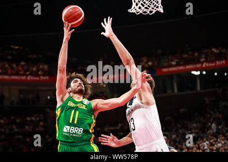 Brasilianische professioneller Basketballspieler Anderson Varejao, Grün, springt in die Kerbe an der zweiten Runde der Gruppe K America vs Brasilien 2019 FIBA Basketball-WM in Shenzhen, der südchinesischen Provinz Guangdong, 9. September 2019. Stockfoto