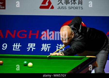 Englisch professional Snooker player Stuart Bingham spielt einen Schuß an der ersten Runde der 2019 Snooker Shanghai Masters in Schanghai, China, 10. September 2019. Liang Wenbo besiegte Stuart Bingham bei der ersten Runde der 2019 Snooker Shanghai Masters 6-4. Stockfoto