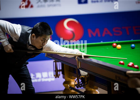 Chinesischer Snookerspieler Caojin spielt einen Schuß an der ersten Runde der 2019 Snooker Shanghai Masters in Schanghai, China, 10. September 2019. David Gilbert Caojin besiegte in der ersten Runde von 2019 Snooker Shanghai Masters 6-0. Stockfoto