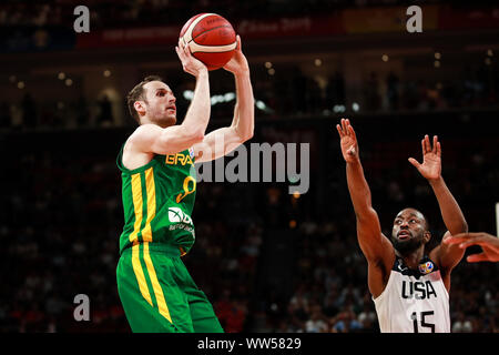 Brazilian-Italian professioneller Basketballspieler Marcelo Huertas, Grün, springt in die Kerbe an der zweiten Runde der Gruppe K America vs Brasilien 2019 FIBA Basketball-WM in Shenzhen, der südchinesischen Provinz Guangdong, 9. September 2019. Stockfoto