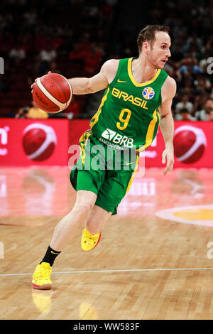 Brazilian-Italian professioneller Basketballspieler Marcelo Huertas läuft die Kugel an der zweiten Runde der Gruppe K America vs Brasilien 2019 FIBA Basketball-WM in Shenzhen, der südchinesischen Provinz Guangdong, 9. September 2019. Stockfoto