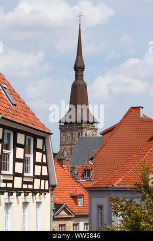 Fachwerkhäuser in der Altstadt, im Hintergrund die St. Mary's Church, Osnabrück, Niedersachsen, Deutschland, Europa Stockfoto