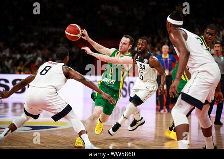 Brazilian-Italian professioneller Basketballspieler Marcelo Huertas, Grün, schützt die Kugel an der zweiten Runde der Gruppe K America vs Brasilien 2019 FIBA Basketball-WM in Shenzhen, der südchinesischen Provinz Guangdong, 9. September 2019. Stockfoto