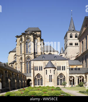 Kirche Unserer Lieben Frau und dem Trierer Dom St. Peter vom Kreuzgang, Trier, Rheinland-Pfalz, Deutschland, Europa Stockfoto