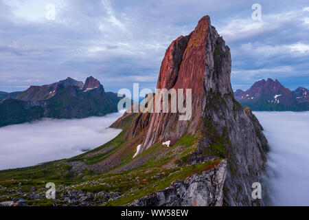 Blick auf den legendären Berg Segla in morninglight über ein Meer von Nebel und Wolken, Fjordgard, Senja, Norwegen Stockfoto