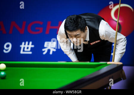 Ding Junhui von China hält einen Schuß zu Neil Robertson von Australien an der zweiten Runde 2019 Snooker Shanghai Masters in Schanghai, China, 11. September 2019. Stockfoto