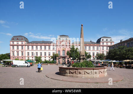 Marktplatz mit Darmstadt Schloss, heute ein Teil der Technischen Universität Darmstadt, TU Darmstadt, Darmstadt, Hessen, Deutschland, Europa Stockfoto