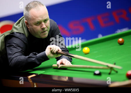 John Higgins von Schottland spielt einen Schuß zu Barry Hawkins von England an der zweiten Runde 2019 Snooker Shanghai Masters in Schanghai, China, 11. September 2019. Stockfoto