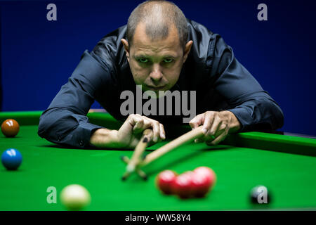 Barry Hawkins von England spielt einen Schuß zu John Higgins von Schottland an der zweiten Runde 2019 Snooker Shanghai Masters in Schanghai, China, 11. September 2019. Stockfoto