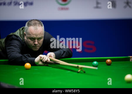 John Higgins von Schottland spielt einen Schuß zu Barry Hawkins von England an der zweiten Runde 2019 Snooker Shanghai Masters in Schanghai, China, 11. September 2019. Stockfoto