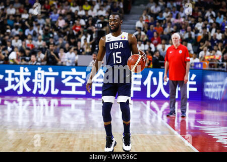 Kemba Wanderer der USA hält den Ball während des 5. - 8. Klassifizierung Runde gegen Serbien der FIBA Basketball-WM in Dongguan, Provinz Guangdong im Süden Chinas, 12. September 2019. Die Vereinigten Staaten sind durch Serbien mit 94-89 im 5. geschlagen - 8. Klassifizierung der FIBA Weltmeisterschaft in Dongguan, Provinz Guangdong im Süden Chinas, 12. September 2019. Stockfoto