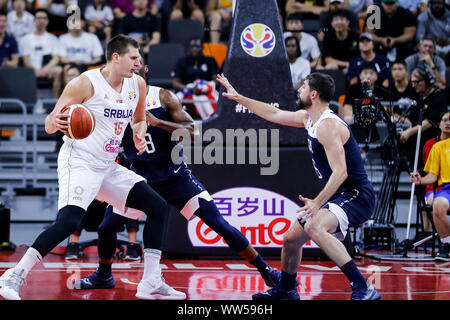 Nikola Jokic von Serbien, links, hält den Ball während des 5. - 8. Klassifizierung Runde gegen die Vereinigten Staaten von FIBA Basketball-WM in Dongguan, Provinz Guangdong im Süden Chinas, 12. September 2019. Die Vereinigten Staaten sind durch Serbien mit 94-89 im 5. geschlagen - 8. Klassifizierung der FIBA Weltmeisterschaft in Dongguan, Provinz Guangdong im Süden Chinas, 12. September 2019. Stockfoto