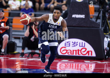 Donovan Mitchell aus den USA hält den Ball während des 5. - 8. Klassifizierung Runde gegen Serbien der FIBA Basketball-WM in Dongguan, Provinz Guangdong im Süden Chinas, 12. September 2019. Die Vereinigten Staaten sind durch Serbien mit 94-89 im 5. geschlagen - 8. Klassifizierung der FIBA Weltmeisterschaft in Dongguan, Provinz Guangdong im Süden Chinas, 12. September 2019. Stockfoto