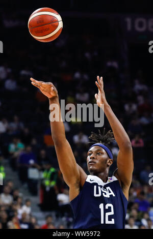 Myles Turner von den USA schießt Während der 5.-8. Klassifizierung Runde gegen Serbien der FIBA Basketball-WM in Dongguan, Provinz Guangdong im Süden Chinas, 12. September 2019. Die Vereinigten Staaten sind durch Serbien mit 94-89 im 5. geschlagen - 8. Klassifizierung der FIBA Weltmeisterschaft in Dongguan, Provinz Guangdong im Süden Chinas, 12. September 2019. Stockfoto