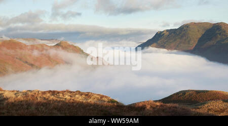 Cloud inversion über Patterdale mit arnison Felsen auf der linken Seite und Fiel auf der rechten Seite im Lake District. Stockfoto