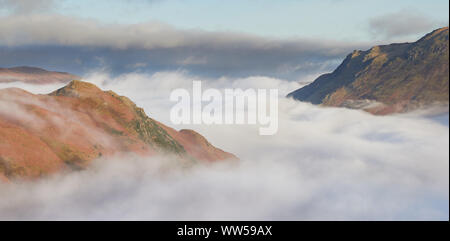 Cloud inversion über Patterdale mit arnison Felsen auf der linken Seite und Fiel auf der rechten Seite im Lake District. Stockfoto