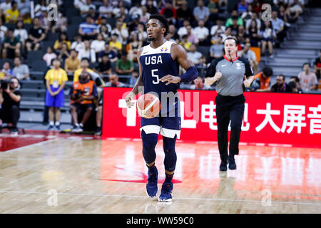 Donovan Mitchell aus den USA hält den Ball während des 5. - 8. Klassifizierung Runde gegen Serbien der FIBA Basketball-WM in Dongguan, Provinz Guangdong im Süden Chinas, 12. September 2019. Die Vereinigten Staaten sind durch Serbien mit 94-89 im 5. geschlagen - 8. Klassifizierung der FIBA Weltmeisterschaft in Dongguan, Provinz Guangdong im Süden Chinas, 12. September 2019. Stockfoto