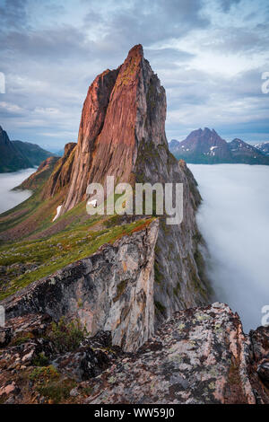 Blick auf den legendären Berg Segla in morninglight über ein Meer von Nebel und Wolken, Fjordgard, Senja, Norwegen Stockfoto