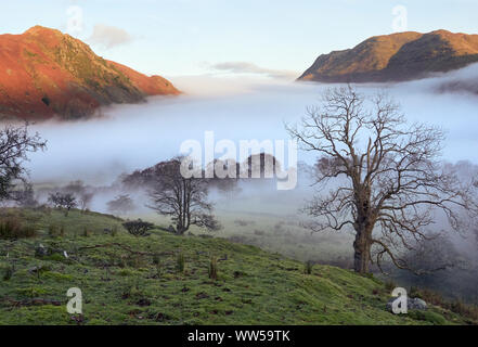 Cloud inversion über Patterdale mit arnison Felsen auf der linken Seite, Fiel und auf der rechten Seite von hartsop Oben Wie im Lake District. Stockfoto