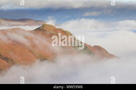 Cloud inversion über Patterdale mit arnison Felsen auf der linken Seite und Fiel auf der rechten Seite im Lake District. Stockfoto