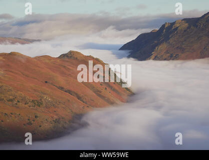 Cloud inversion über Patterdale mit arnison Felsen auf der linken Seite und Fiel auf der rechten Seite im Lake District. Stockfoto