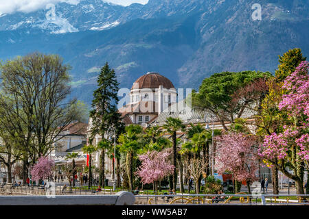 Promenade mit Kurhaus in Meran, Südtirol, Italien, Europa Stockfoto