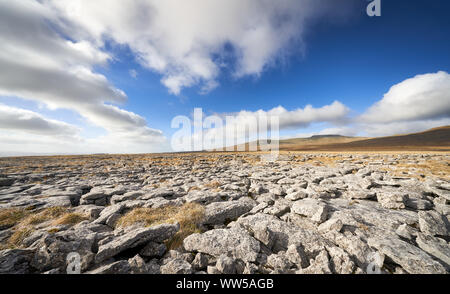 Blick auf den Gipfel des Ingleborough aus dem Kalkstein Formationen der lange Narbe in den Yorkshire Dales. Stockfoto