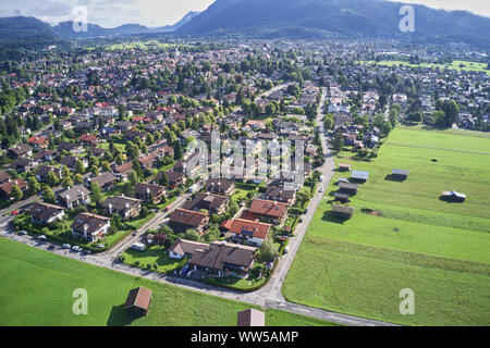 Luftaufnahme von einem Ferienhaus Siedlung am Rande einer bayerischen Kleinstadt Stockfoto