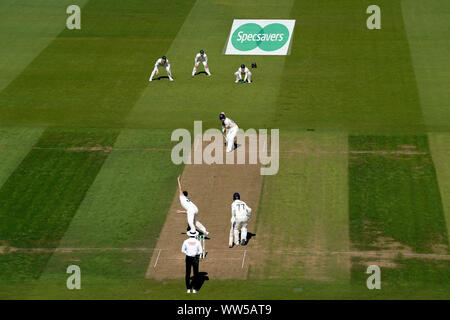 England's Jos Buttler in schlagende Aktion als Australiens Pat Cummins Schalen in Tag zwei des fünften Testspiel am Oval, London. Stockfoto