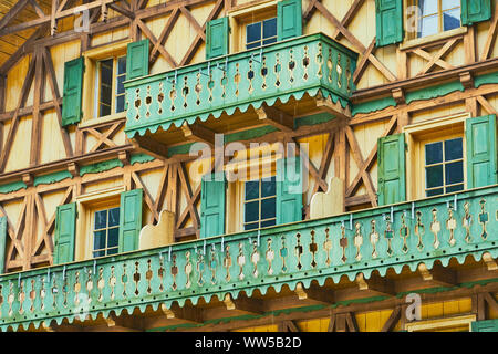 Detailansicht eines traditionellen bayerischen Haus mit Fachwerkhaus und grünen Balkone aus Holz Stockfoto