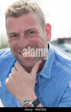 Mann, Hand am Kinn, außerhalb Stockfoto