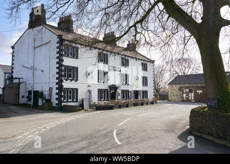 CLAPHAM, Yorkshire Dales, England, UK - 21. FEBRUAR 2018: Das neue Inn in dem kleinen Dorf Clapham in Erschliessung Yorkshire Dales, England. Stockfoto