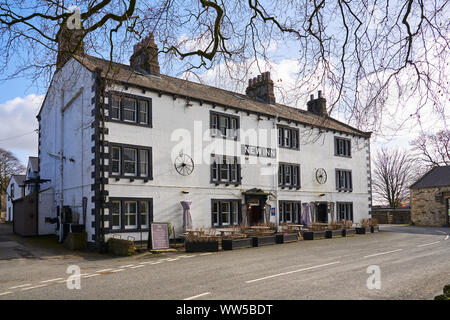 CLAPHAM, Yorkshire Dales, England, UK - 21. FEBRUAR 2018: Das neue Inn in dem kleinen Dorf Clapham in Erschliessung Yorkshire Dales, England. Stockfoto