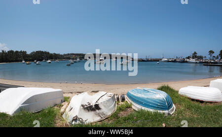 Einen Panoramablick auf Fischtrawler und kleinere entspannende Boote in Ulladulla Hafen an der Südküste von New South Wales, Australien Stockfoto